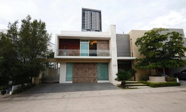 Casa en Renta en Puerta del Bosque, Zapopan | 3 Recámaras y Estudio | Lujo y Seg
