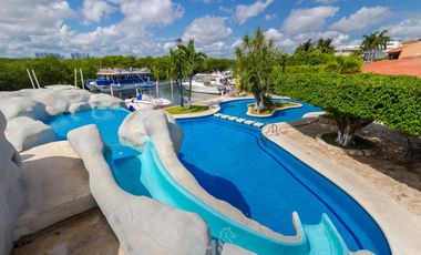 Casa en venta en condominio 4 recámaras frente a la laguna en Zona Hotelera, Cancún