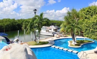 Casa en venta en condominio 4 recámaras frente a la laguna en Zona Hotelera, Cancún