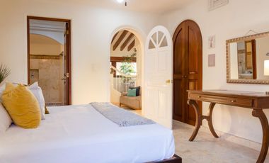 Casa en venta en condominio 4 recámaras frente a la laguna en Zona Hotelera, Cancún