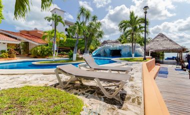 Casa en venta en condominio 4 recámaras frente a la laguna en Zona Hotelera, Cancún