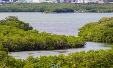 Casa en venta en condominio 4 recámaras frente a la laguna en Zona Hotelera, Cancún