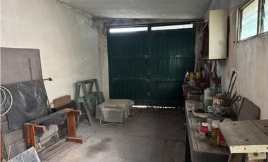 SOLIDA CASA AMERICANA sobre 2 LOTES. EN VENTA. ITUZAINGO NORTE