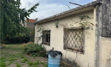 SOLIDA CASA AMERICANA sobre 2 LOTES. EN VENTA. ITUZAINGO NORTE