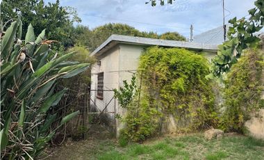 SOLIDA CASA AMERICANA sobre 2 LOTES. EN VENTA. ITUZAINGO NORTE