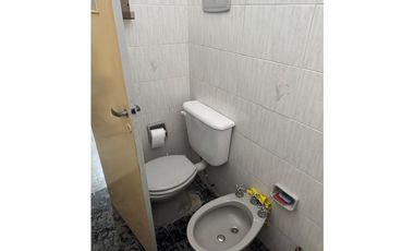 SOLIDA CASA AMERICANA sobre 2 LOTES. EN VENTA. ITUZAINGO NORTE