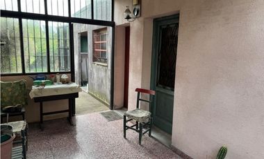 SOLIDA CASA AMERICANA sobre 2 LOTES. EN VENTA. ITUZAINGO NORTE