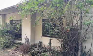 SOLIDA CASA AMERICANA sobre 2 LOTES. EN VENTA. ITUZAINGO NORTE