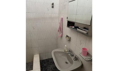 SOLIDA CASA AMERICANA sobre 2 LOTES. EN VENTA. ITUZAINGO NORTE