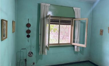 SOLIDA CASA AMERICANA sobre 2 LOTES. EN VENTA. ITUZAINGO NORTE