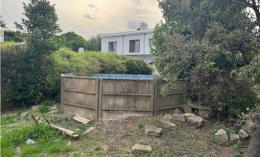 SOLIDA CASA AMERICANA sobre 2 LOTES. EN VENTA. ITUZAINGO NORTE