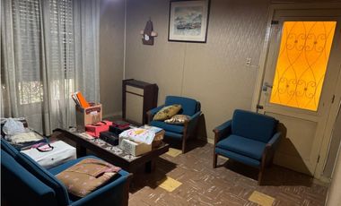 SOLIDA CASA AMERICANA sobre 2 LOTES. EN VENTA. ITUZAINGO NORTE