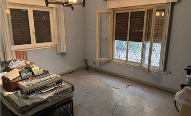 SOLIDA CASA AMERICANA sobre 2 LOTES. EN VENTA. ITUZAINGO NORTE