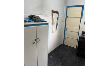 SOLIDA CASA AMERICANA sobre 2 LOTES. EN VENTA. ITUZAINGO NORTE