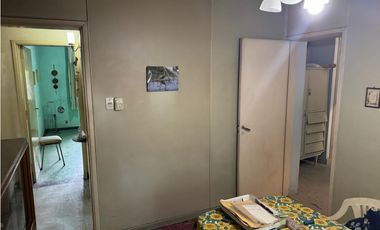 SOLIDA CASA AMERICANA sobre 2 LOTES. EN VENTA. ITUZAINGO NORTE