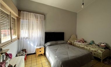 SE VENDE CASA CENTRICA EN ALMAFUERTE - 2 DORM