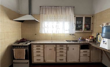 SE VENDE CASA CENTRICA EN ALMAFUERTE - 2 DORM