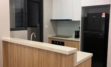 Apartment Features: kitchen equipped with refrigerator, oven
