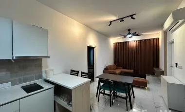 Apartment Features: kitchen equipped with refrigerator, oven
