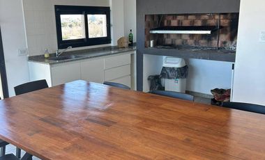 ALQUILER ANUAL departamento 2 ambientes con cochera doble frente al mar