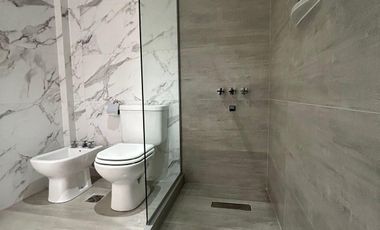 ALQUILER ANUAL departamento 2 ambientes con cochera doble frente al mar