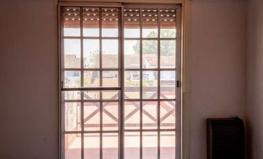 VENTA CASA DUPLEX 4 AMB BARRIO LOS ROBLES BURZACO