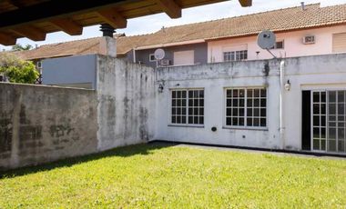 VENTA CASA DUPLEX 4 AMB BARRIO LOS ROBLES BURZACO