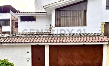 Alquiler de casa de 3 pisos + Azotea en Urb. Monterrico Sur. Surco