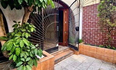 Alquiler de casa de 3 pisos + Azotea en Urb. Monterrico Sur. Surco