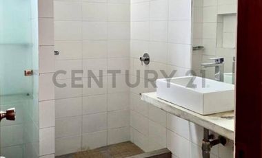 Alquiler de casa de 3 pisos + Azotea en Urb. Monterrico Sur. Surco