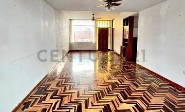 Alquiler de casa de 3 pisos + Azotea en Urb. Monterrico Sur. Surco