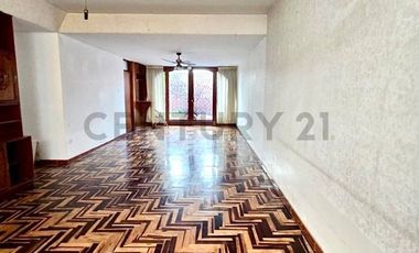 Alquiler de casa de 3 pisos + Azotea en Urb. Monterrico Sur. Surco