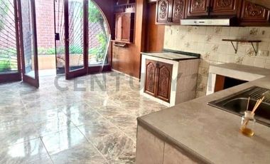 Alquiler de casa de 3 pisos + Azotea en Urb. Monterrico Sur. Surco