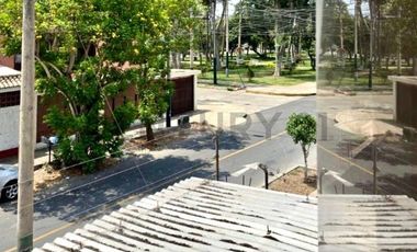 Alquiler de casa de 3 pisos + Azotea en Urb. Monterrico Sur. Surco