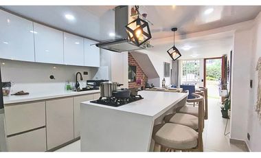 Vendo casa remodelada Sabaneta 3 a cuadras de la Av. El Poblado