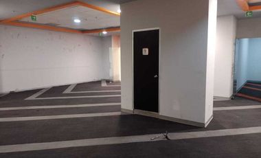 Oficina acondicionada en renta PB de 371m2 en zona Valle Oriente  San Pedro