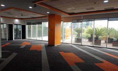 Oficina acondicionada en renta PB de 371m2 en zona Valle Oriente  San Pedro
