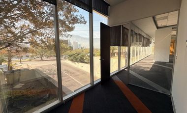 Oficina acondicionada en renta PB de 371m2 en zona Valle Oriente  San Pedro