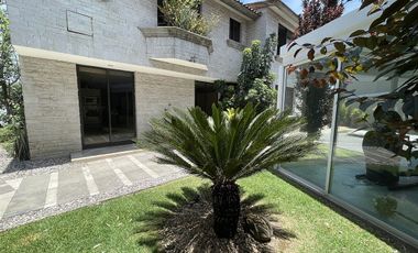 Casa en venta en la Herradura – doble terreno, jardín plano, gimnasio y loft