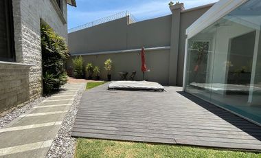 Casa en venta en la Herradura – doble terreno, jardín plano, gimnasio y loft