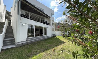 Casa con doble seguridad y vista al bosque a 5 mins de la caseta de acceso