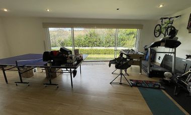 Casa con doble seguridad y vista al bosque a 5 mins de la caseta de acceso