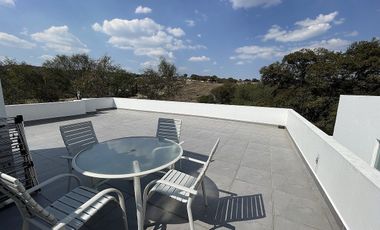 Casa con doble seguridad y vista al bosque a 5 mins de la caseta de acceso