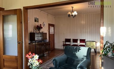 Casa en Venta en Barrio Estación, casa antigua en muy buen estado, maderas nativas y gran jardín.