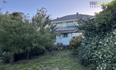 Casa en Venta en Barrio Estación, casa antigua en muy buen estado, maderas nativas y gran jardín.
