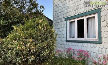 Casa en Venta en Barrio Estación, casa antigua en muy buen estado, maderas nativas y gran jardín.