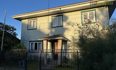 Casa en Venta en Barrio Estación, casa antigua en muy buen estado, maderas nativas y gran jardín.
