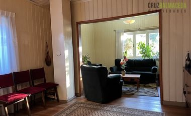 Casa en Venta en Barrio Estación, casa antigua en muy buen estado, maderas nativas y gran jardín.