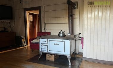 Casa en Venta en Barrio Estación, casa antigua en muy buen estado, maderas nativas y gran jardín.