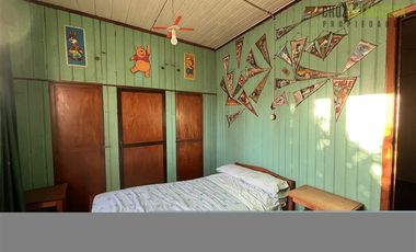Casa en Venta en Barrio Estación, casa antigua en muy buen estado, maderas nativas y gran jardín.